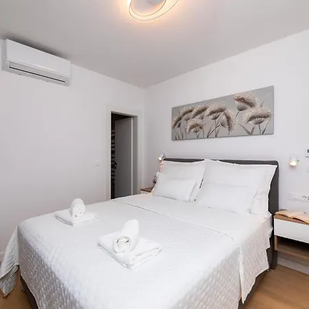 Avorio, Brac * بوستيرا