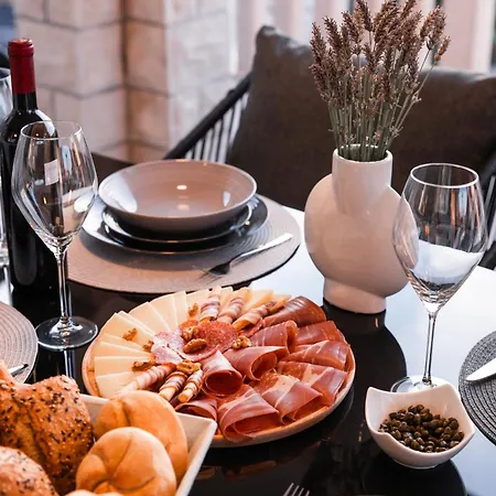 Avorio, Brac Appartamento *